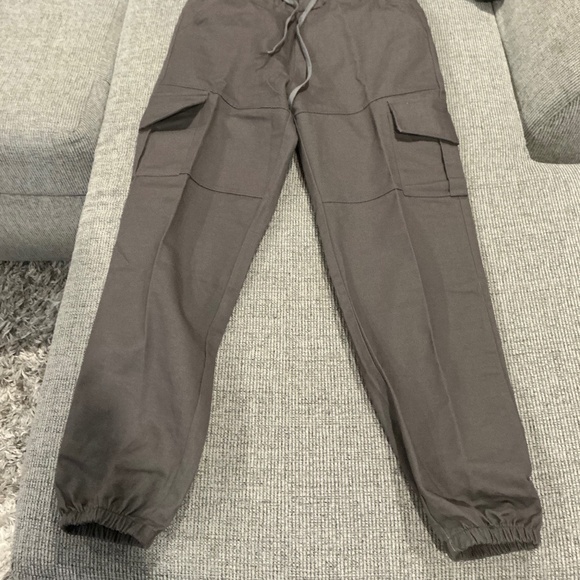 2 pair of men’s cargo joggers (1 grey &1 olive green) - Picture 4 of 5